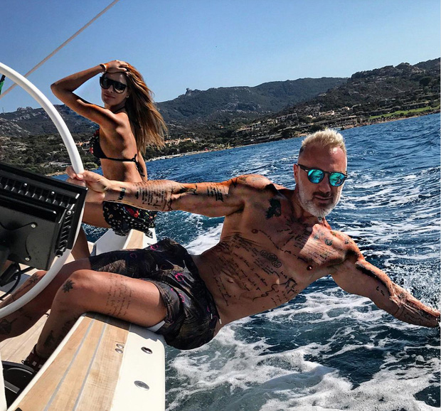 Gianluca Vacchi không chỉ giàu có, mà còn khiến người ta ngưỡng mộ vì khuôn mặt đầy nam tính và thân hình lực lưỡng.