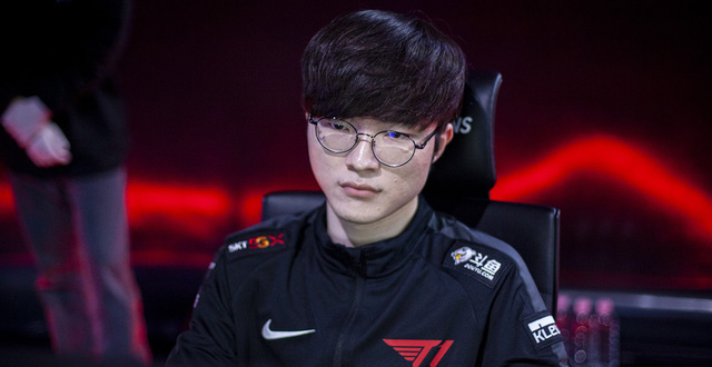 LMHT: Nghi vấn Faker phải ngồi dự bị vì chấn thương tay? - Ảnh 3. LMHT: Nghi vấn Faker phải ngồi dự bị vì chấn thương tay? - Ảnh 3.