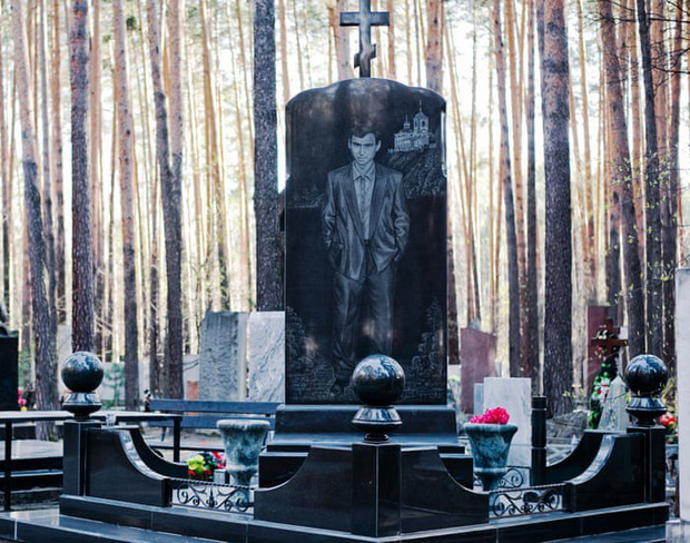 Thăm thú nghĩa trang mafia độc đáo ở Nga: Khi còn sống khét tiếng bao nhiêu, lúc nhắm mắt cũng hoành tráng bấy nhiêu - Ảnh 2.