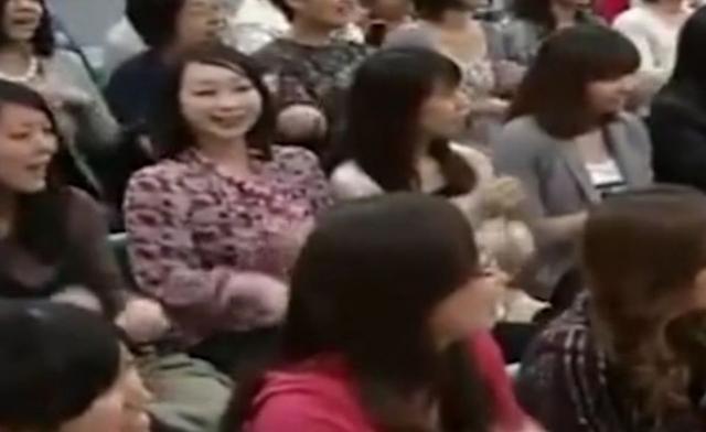 1 năm sau khi chương trình lên sóng, khán giả mới nhận ra hình ảnh chị gái nghiêng đầu trong đó gây xôn xao MXH Nhật vì quá đáng sợ - Ảnh 3.