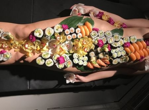 Bí mật bất ngờ đằng sau những bữa tiệc sushi khỏa thân đầy phấn khích và sức hút - Ảnh 1.