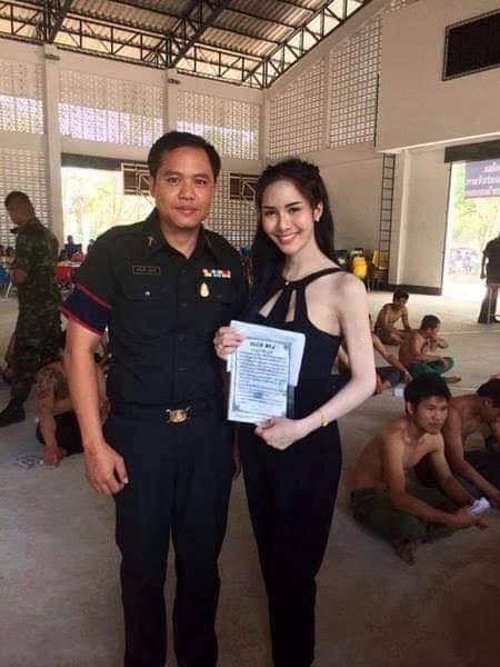 Loạt hình các người đẹp chuyển giới Thái Lan sẵn sàng nhập nghĩa vụ quân sự - Ảnh 15.