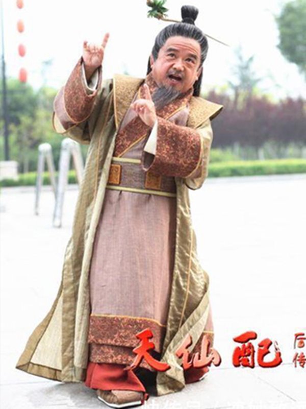 “Nam diễn viên lùn nhất Trung Quốc” vượt nghèo khó, lấy tới 4 người vợ xinh đẹp - Ảnh 4.