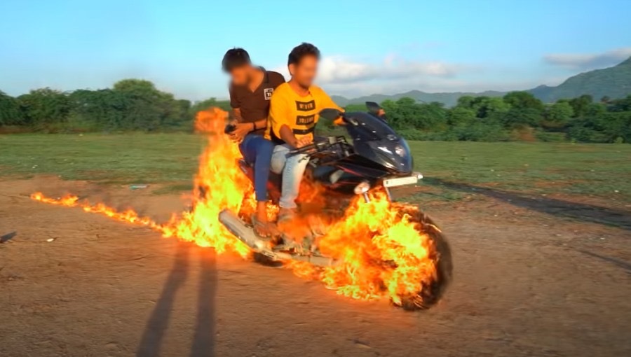 Youtuber Ấn Độ tự tẩm xăng đốt xe rồi phóng đi để tái hiện Ghost Rider