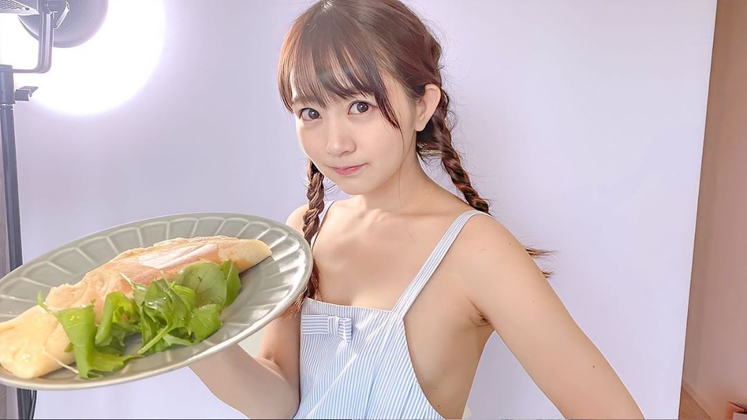 Chỉ đeo tạp dề dạy nấu ăn, hot girl đã chuyển hướng trở thành Youtuber, gặt hái thành công nhanh chóng - Ảnh 6. Chỉ đeo tạp dề dạy nấu ăn, hot girl đã chuyển hướng trở thành Youtuber, gặt hái thành công nhanh chóng - Ảnh 6.