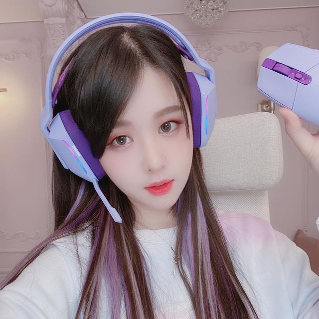 Luôn giấu kín vòng một mỗi khi lên sóng, những nữ streamer này vẫn siêu nổi tiếng khiến nhiều người khó hiểu - Ảnh 3.