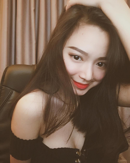 Theo đuổi phong cách “sexy”: Tảng băng 3 phần nổi, 7 phần chìm mà các nữ streamer đánh liều trải nghiệm - Ảnh 5.