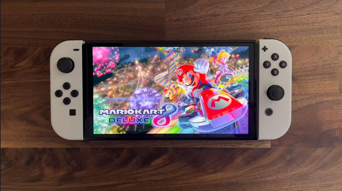 Nintendo khuyên game thủ không nên gỡ miếng dán màn hình Switch Oled