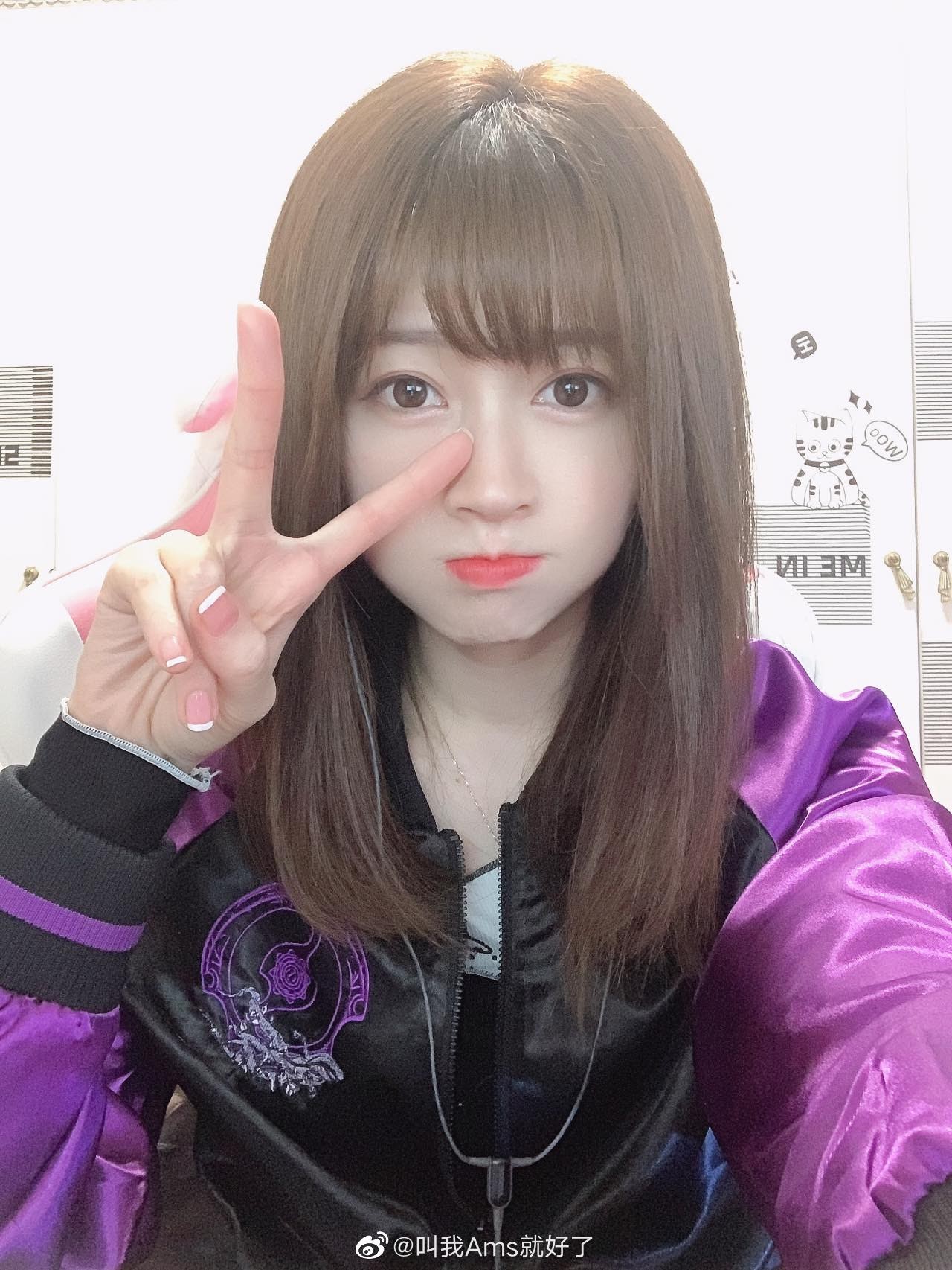 Nữ caster DOTA 2 tại TI10 khiến khán giả ngất ngây vì nhan sắc, cất