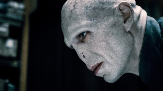 Thì ra đây là cách ekip Harry Potter làm mũi Voldemort biến mất: 1 thủ thuật nhỏ mà nhìn thật trân, hậu trường lại quá mất hình tượng! - Ảnh 2.