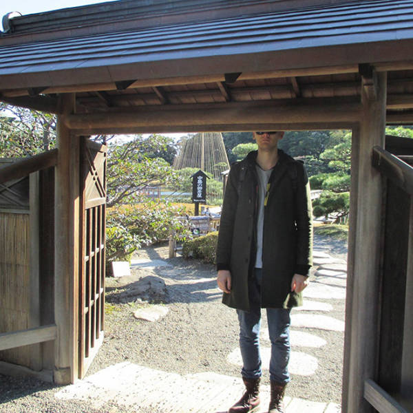 Nỗi khổ của người cao khi đi du lịch Nhật Bản: Như người khổng lồ lạc vào xứ tí hon - Ảnh 13.