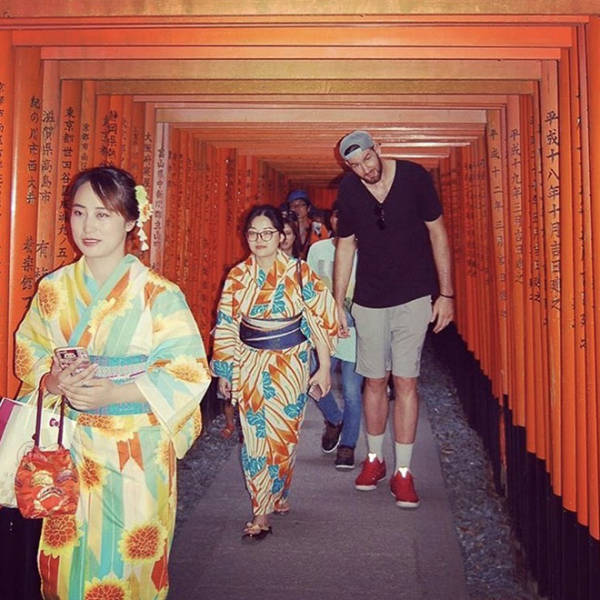 Nỗi khổ của người cao khi đi du lịch Nhật Bản: Như người khổng lồ lạc vào xứ tí hon - Ảnh 4.