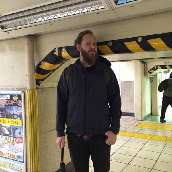Nỗi khổ của người cao khi đi du lịch Nhật Bản: Như người khổng lồ lạc vào xứ tí hon - Ảnh 7.