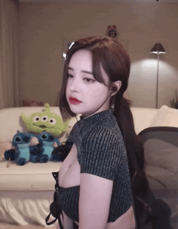 Hào hứng tự lột áo ngay trên sóng để khoe nội y siêu độc, nữ streamer khiến người xem phát sốt, thừa nhận muốn liếm màn hình - Ảnh 4. Hào hứng tự lột áo ngay trên sóng để khoe nội y siêu độc, nữ streamer khiến người xem phát sốt, thừa nhận muốn liếm màn hình - Ảnh 4.