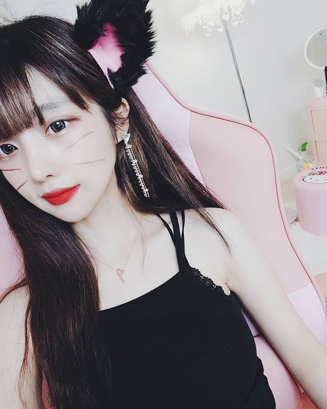 Ăn mặc hở hang, liên tục khoe vòng 1 nhưng nữ streamer lại bị CĐM chế giễu vì dùng hàng pha ke - Ảnh 5.