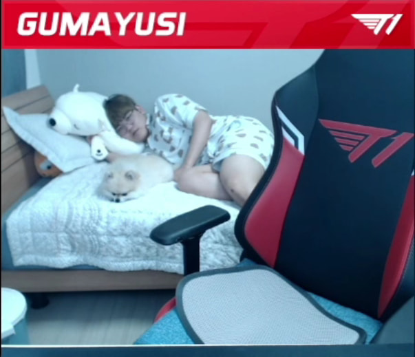 Gumayusi tạo content lạ với màn nằm ngủ ngay trên sóng livestream, lượt view tăng vọt chóng mặt, chỉ thua mỗi Faker - Ảnh 2.