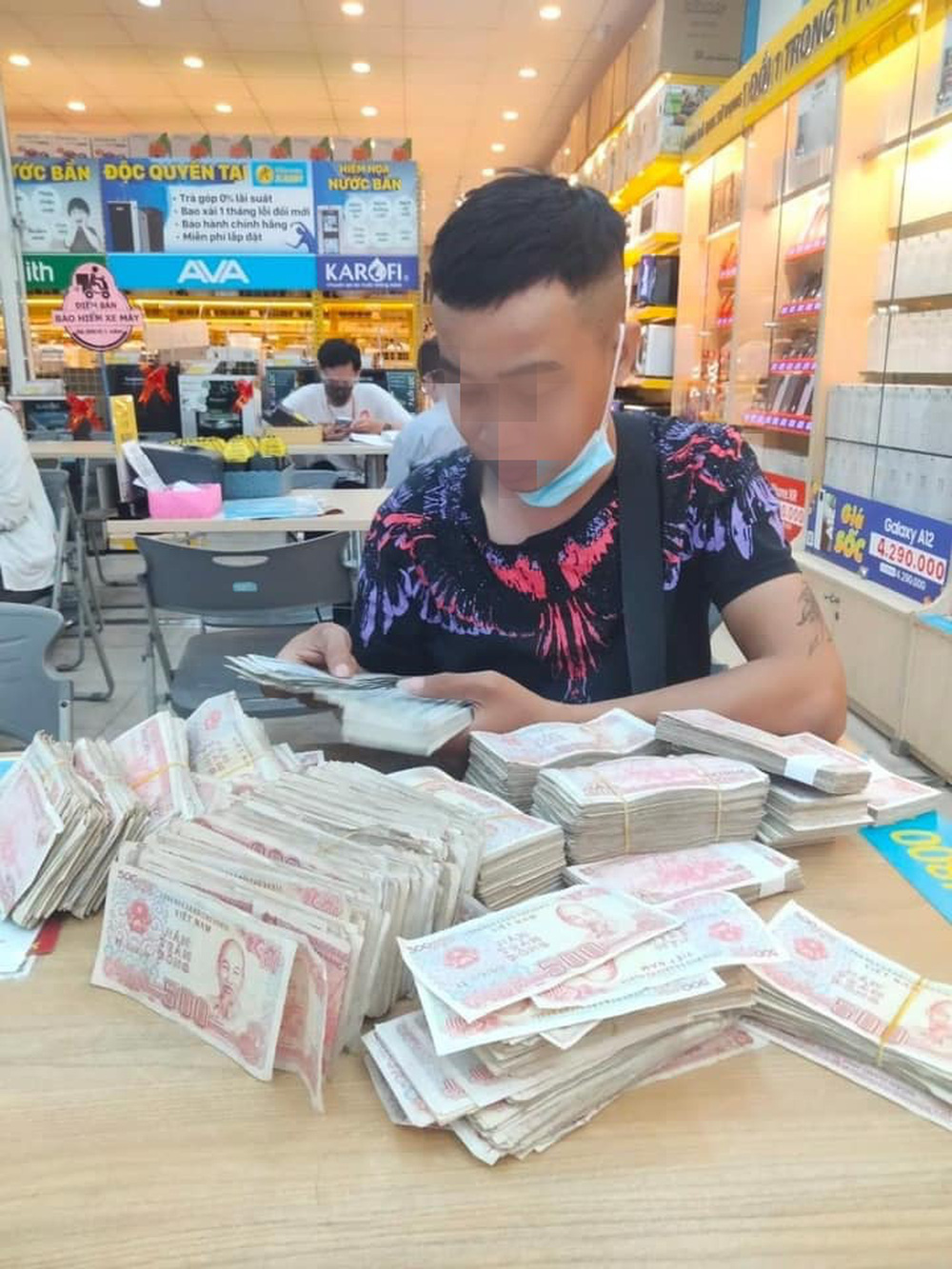 Cặp đôi tiền 500 đồng là một trong những hình ảnh kinh điển của Việt Nam được in trên tờ tiền. Hình ảnh đó ghi lại trong tâm trí người Việt Nam với tình cảm tuyệt vời và thủy chung. Nếu bạn muốn biết thêm về cặp đôi này và tình yêu của họ, hãy xem hình ảnh trên từng tờ tiền.