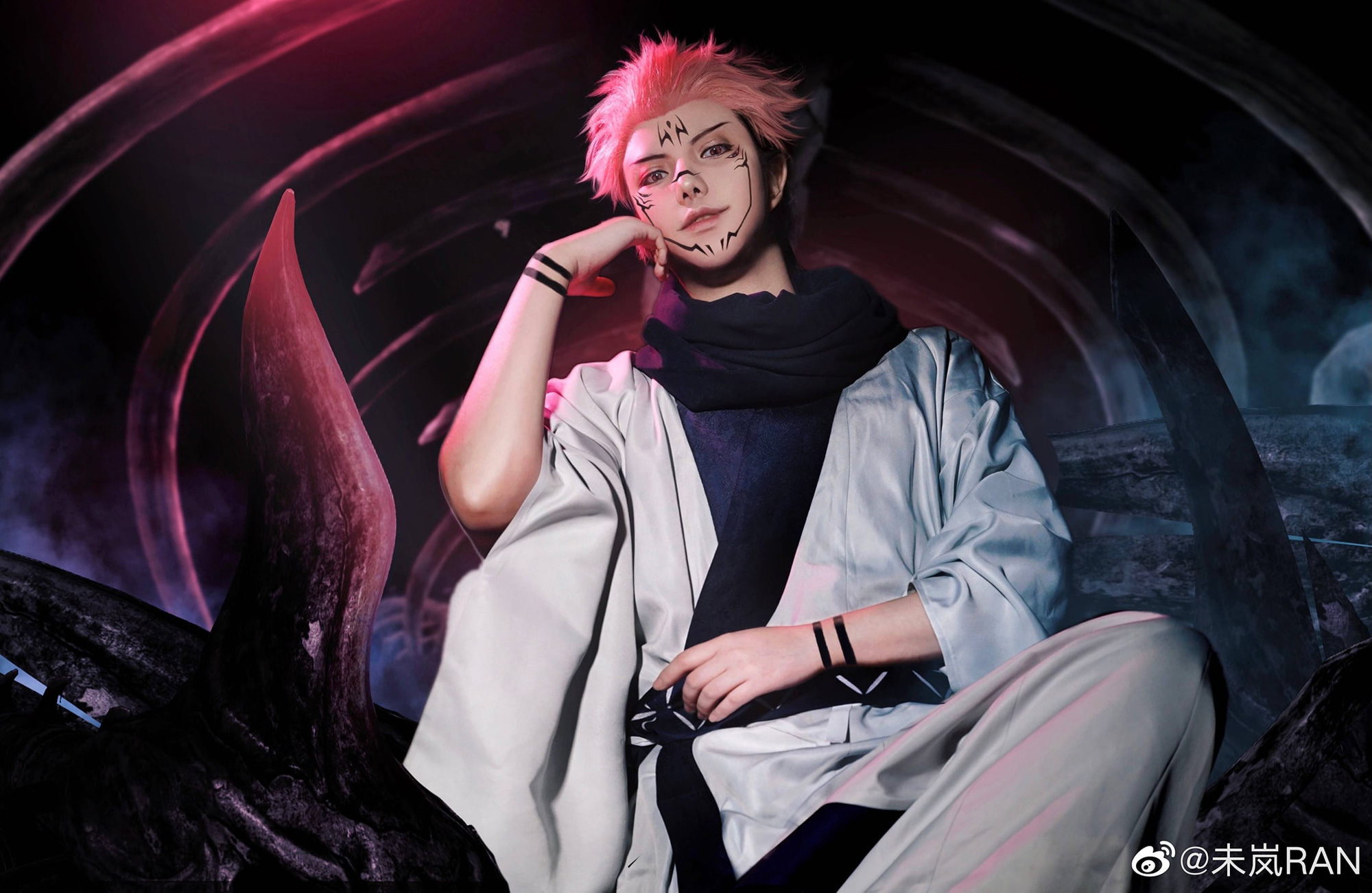 Sukuna cosplay. Косплей сукуна магическая битва. Косплей Итадори Юдзи магическая битва. Косплеерша сукуна. Косплей Sukuna Ryomen.