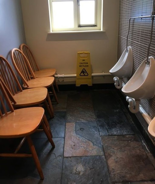 20 nhà vệ sinh khiến người dùng giận tím người, càng nghĩ càng... thù ông thiết kế - Ảnh 12.