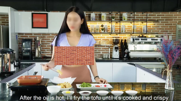  Dân mạng ném đá kịch liệt clip cô gái trẻ thả rông vòng 1 dạy nấu ăn trên YouTube - Ảnh 1.