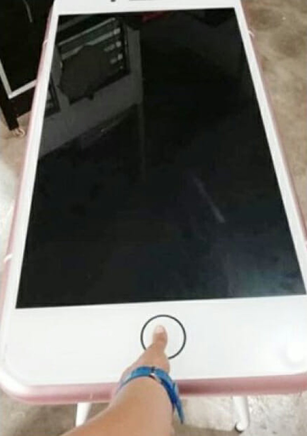 Đặt mua iPhone 7 giá rẻ trên mạng, chàng trai trẻ khóc ròng vì nhận được điện thoại to bằng mặt bàn - Ảnh 2.