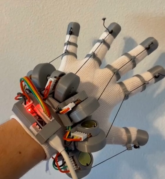 Hacker trẻ sáng chế găng tay VR phản hồi xúc giác hệt như “Iron Man” chỉ với 22 đô - Ảnh 1.