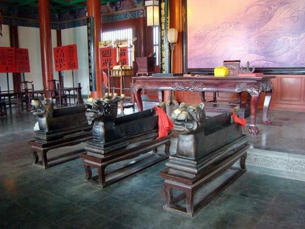 Đến phủ Khai Phong tham quan, du khách bất ngờ bị quân lính gông cổ đem đi xử tội vì lý do không ngờ - Ảnh 7. Đến phủ Khai Phong tham quan, du khách bất ngờ bị quân lính gông cổ đem đi xử tội vì lý do không ngờ - Ảnh 7.