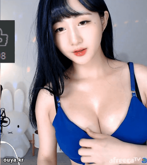 Rũ bỏ hình tượng ngây thơ, nữ streamer gây sốc khi bôi dầu bóng loáng vòng một, lên sóng nhảy gợi cảm - Ảnh 7. Rũ bỏ hình tượng ngây thơ, nữ streamer gây sốc khi bôi dầu bóng loáng vòng một, lên sóng nhảy gợi cảm - Ảnh 7.