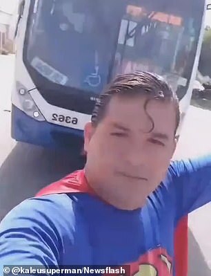 Ăn mặc như Superman rồi ra đường diễn trò, vlogger bị tông trúng khi đang cố chặn xe bus bằng tay - Ảnh 3.
