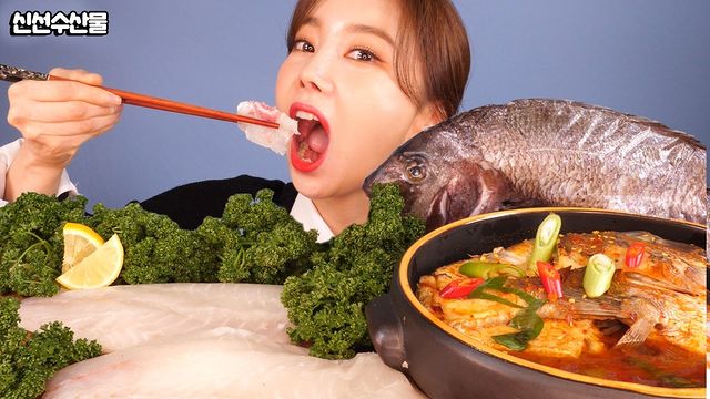 Được fan donate bạch tuộc sống nặng 10kg, nữ YouTuber Mukbang khóc thét, hoảng hồn khi chế biến và thành phẩm sau cùng khiến ai cũng bất ngờ - Ảnh 1.