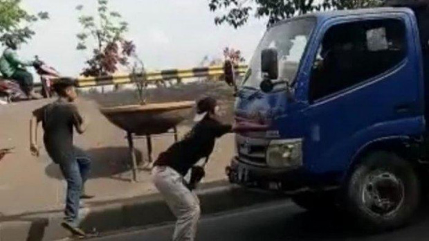  Thực hiện thử thách chặn đầu xe tải bằng tay không trên TikTok, 1 thiếu niên bị tông thiệt mạng - Ảnh 1.