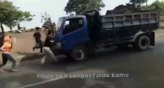  Thực hiện thử thách chặn đầu xe tải bằng tay không trên TikTok, 1 thiếu niên bị tông thiệt mạng - Ảnh 2.