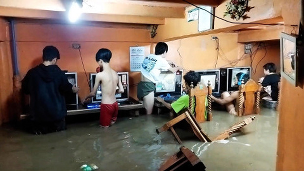  Mặc kệ lũ lụt ngập cả mét, quán net Philippines vẫn chật kín game thủ rủ nhau đến combat như thường - Ảnh 2.