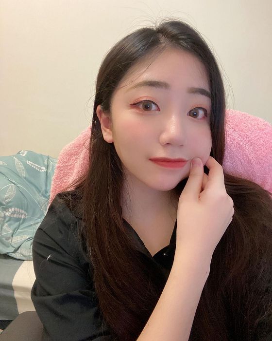 Để lộ vòng hai lớn bất thường trên sóng, nữ streamer gặp rắc rối lớn vì bị nghi có em bé 5 tháng - Ảnh 2.