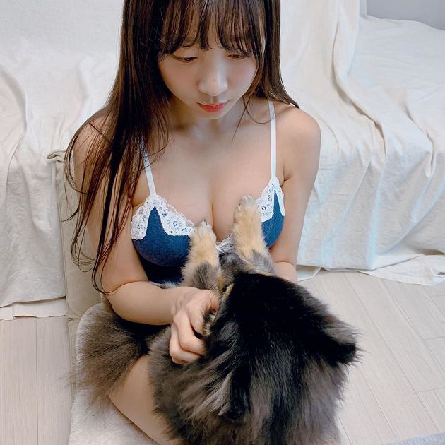 nữ streamer xinh đẹp Bị mèo cưng đạp "chí mạng", tụt cả áo trong lẫn ngoài Photo-1-16254712010921568702953