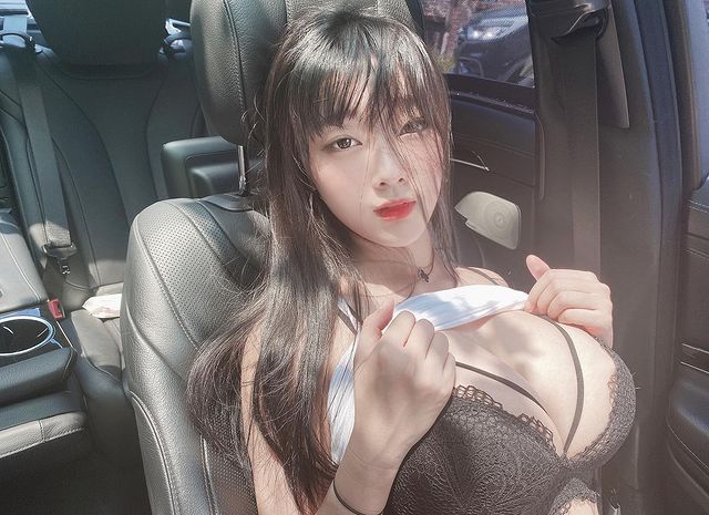 Thực hiện lại trào lưu tưởng như đã lỗi thời, nàng hot girl khiến fan chảy máu mũi vì thân hình quá gợi cảm - Ảnh 3.