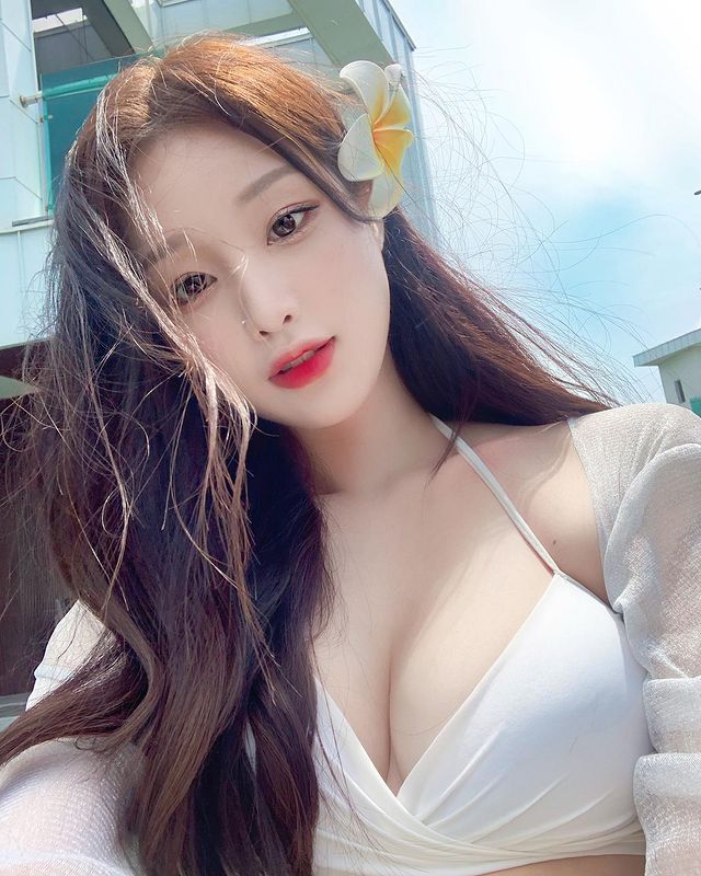 Lên sóng khoe body siêu nuột, nữ streamer triệu follow bất ngờ bị fan soi ra đầu gối thâm đen, đặt nghi vấn đầy tế nhị - Ảnh 6.