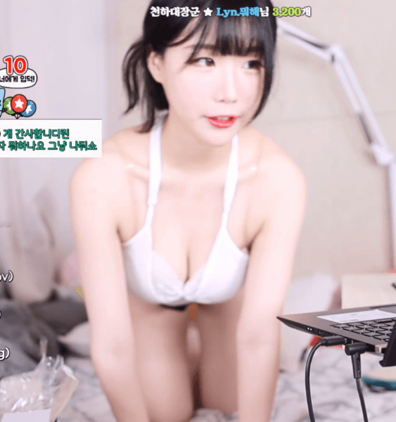 Vừa trở lại sau khi nhập viện, nữ streamer xinh đẹp nhún nhảy quá đà, ngã ngồi tới mức vô tình hớ hênh trên sóng - Ảnh 4.