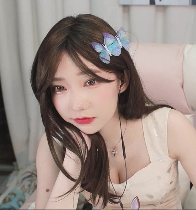 Trên sóng xinh như thiên thần, nữ streamer bất ngờ khiến fan phát hoảng khi gặp tai nạn, lộ mặt mộc ngoài đời - Ảnh 1.