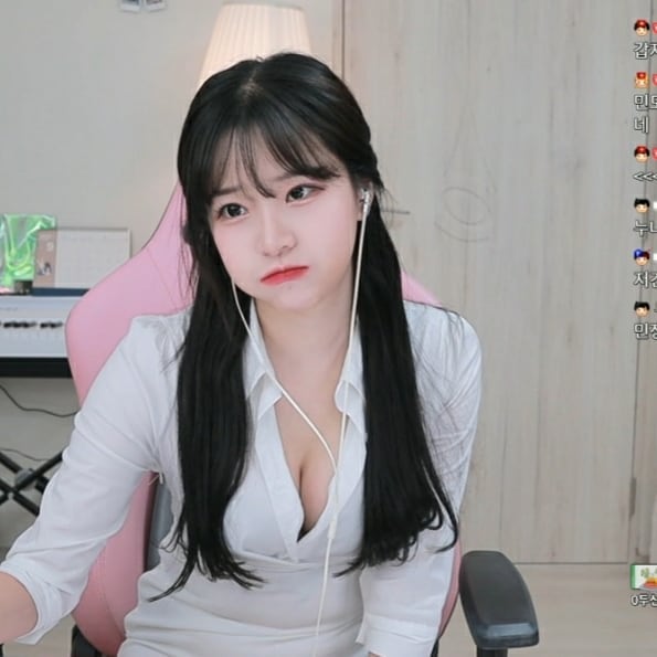 Chuyển hướng sang nghề bán nội y, bikini, nữ streamer xinh đẹp lên sóng tự cởi, lấy thân mình làm người mẫu để quảng cáo - Ảnh 4.