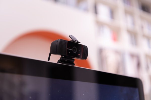 Cặp đôi webcam và micro nét căng, giá đẹp cho anh em yên tâm ở nhà học online - Ảnh 1.