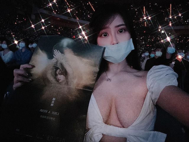 Livestream trực tiếp cảnh đi massage, nàng hot girl siêu vòng một khiến fan choáng váng vì độ táo bạo