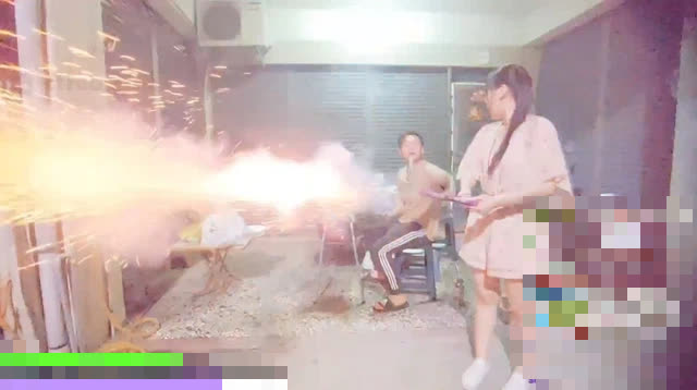 Nghịch dại tới mức bắn pháo trong nhà khi lên sóng, nữ streamer bị CĐM chỉ trích, đòi cấm kênh - Ảnh 4.