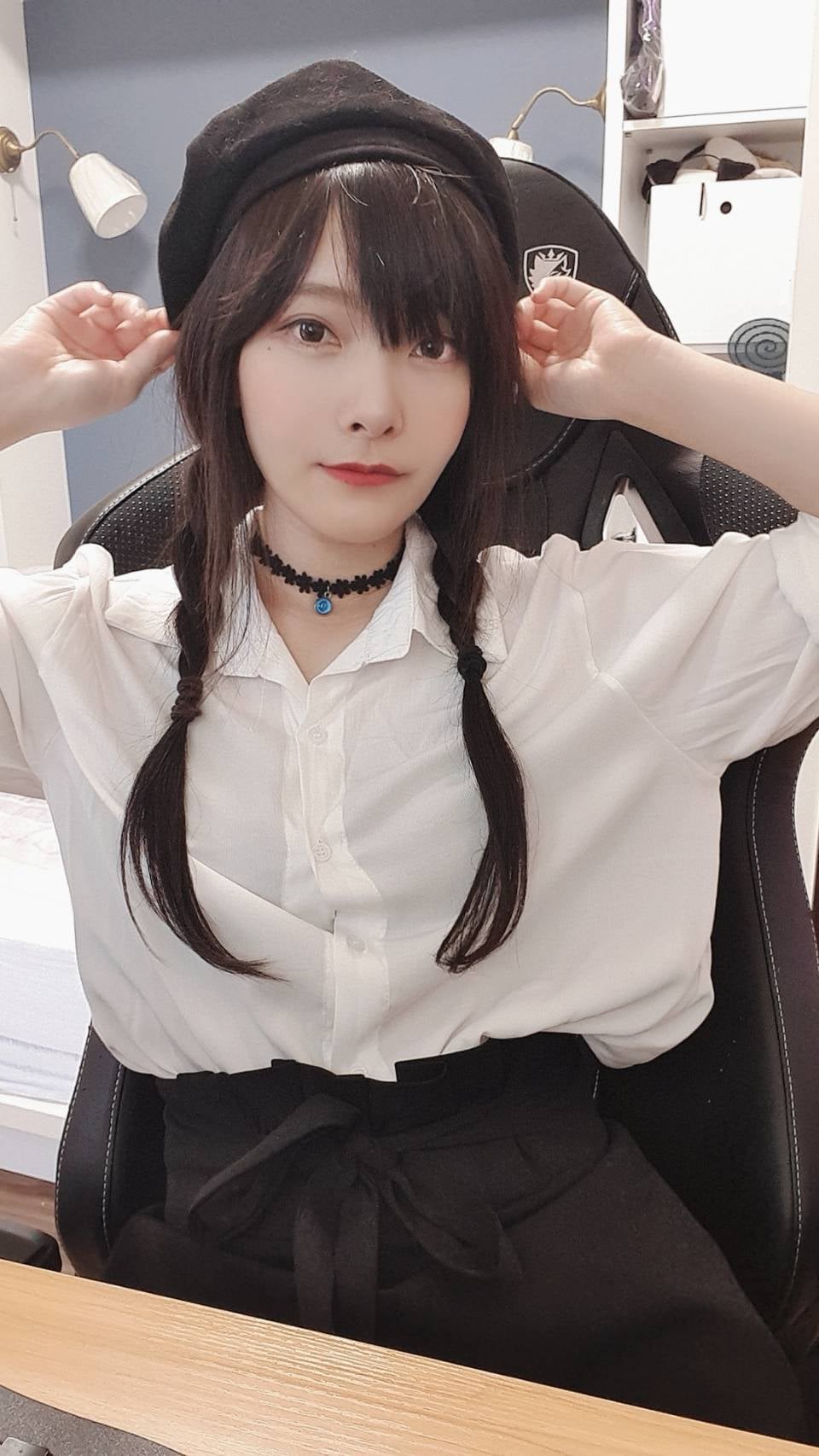 Nghịch dại tới mức bắn pháo trong nhà khi lên sóng, nữ streamer bị CĐM chỉ trích, đòi cấm kênh - Ảnh 6.