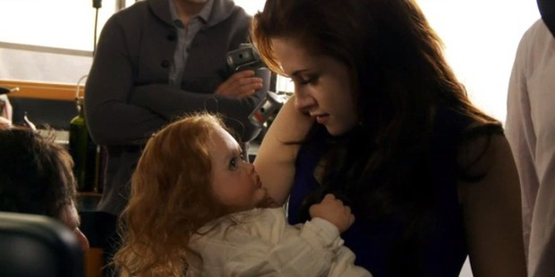  Con của Bella - Edward trong Twilight vốn trông như này: Kinh dị đến đâu mà dàn cast điếng người, hiện tượng tâm linh xảy ra quá khiếp? - Ảnh 4.