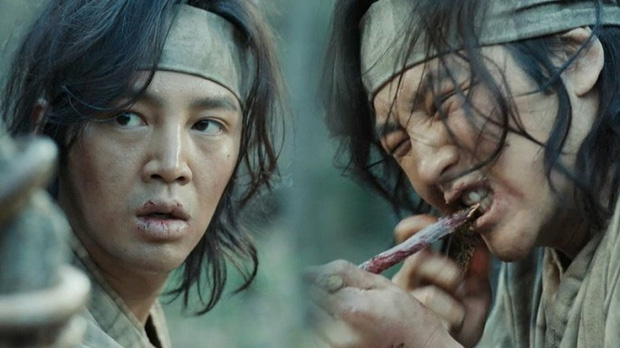 Sợ hãi trước 4 cảnh ăn động vật sống thật 100% ở phim Hàn: Nhai rắn nguyên con chưa bằng ăn cả tô giun đất - Ảnh 5.
