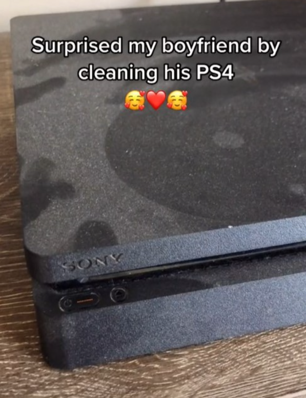 Thấy PS4 của bạn trai quá bẩn, cô gái cho hẳn vào vòi rửa, lấy bàn chải lau cả bụi trong bo mạch và cái kết đắng lòng - Ảnh 1.