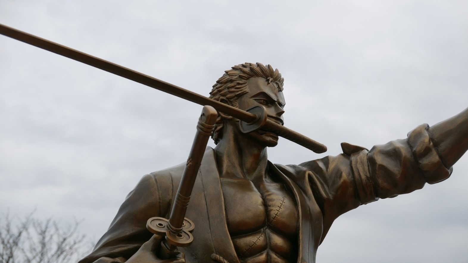 zoro statue kumamoto