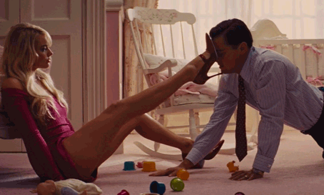 Surrendering 100% to the clouds and rain in The Wolf Of Wall Street, beautiful woman Margot Robbie regrets forever because of a painful 18+ scene that made her whole body turn red - Photo 4.