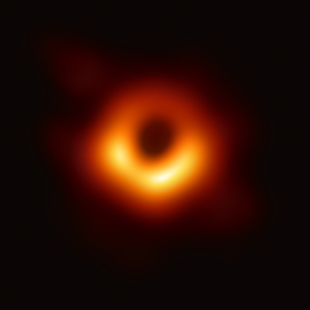 Hiện tượng chưa từng có: Lỗ đen vũ trụ phun vật chất ra không gian, nhiều năm sau khi nuốt chửng một ngôi sao - Ảnh 2.